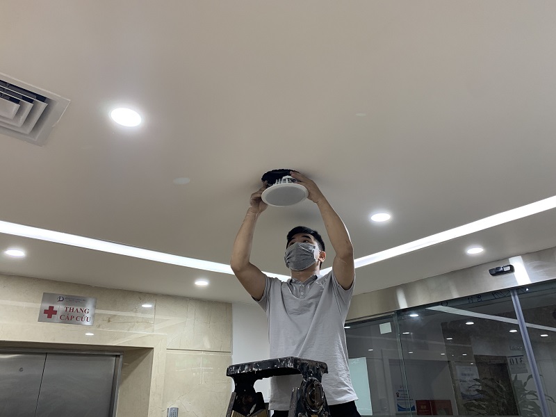 z2835530256879_bbafdccd58ab7ada6beba5ca15ac7c75 Hình ảnh loa âm trần đang được lắp đặt