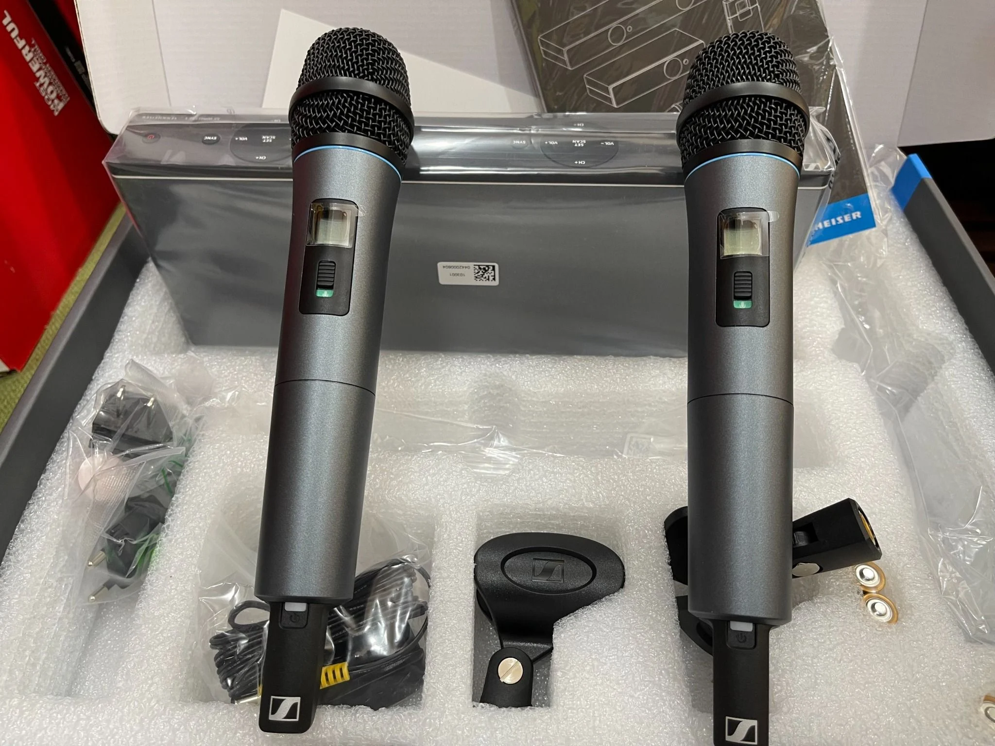 z4072679956866_330e35276861d76dd4e44d105ceb1eb9_67fffe2838d7438aa9d17927510fdeaa_master chúng ta sẽ khám phá top micro không dây Sennheiser chất lượng tốt nhất, giúp bạn tìm ra sản phẩm phù hợp nhất cho công việc và sở thích của mình