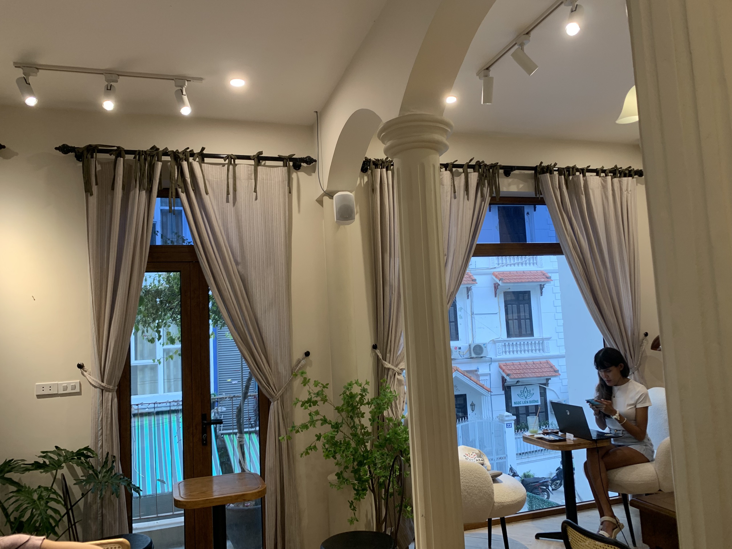 Âm thanh quán cafe