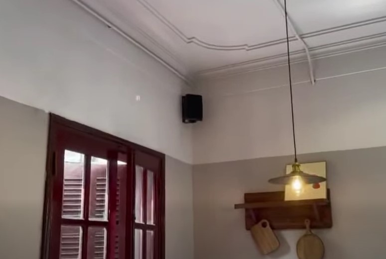 Nhà hàng sử dụng loa treo tường