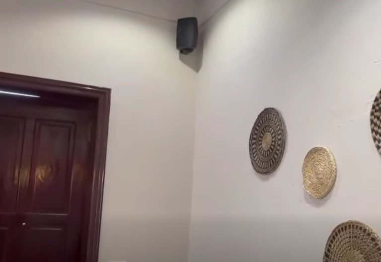 Nhà hàng sử dụng loa treo tường